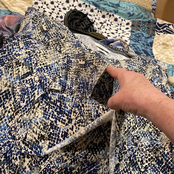 VanHeusen blouse. Ladies Lg. Like new!! - Picture 7 of 7